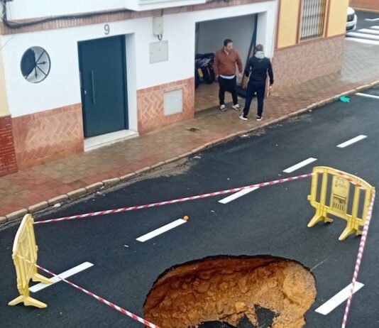 Aparece un gran socavón en la calle Hojiblanca tras las lluvias