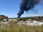 Arde una nave de productos químicos en Alcalá de Guadaíra