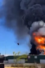 Hay dos heridos en el incendio: un trabajador y un bombero