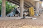 Aparatoso accidente de un camión al chocar contra un puente en Alcalá