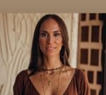 Carmen Torres: la artista que encapsula el alma del mar en madera y resina