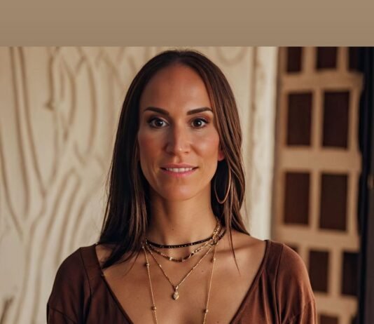 Carmen Torres: la artista que encapsula el alma del mar en madera y resina