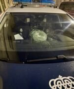 Revientan un coche de policía mientras vigilaban a un fugitivo que al final ha escapado