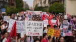 “Nos enseñó a no callar” cientos de estudiantes arropan a la familia de Sandra Peña
