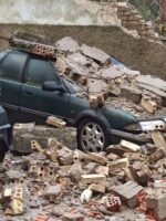 Cae un muro sobre un coche en la Avenida Santa Lucía