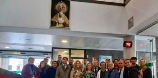 El centro ‘La Oliva’ de Alcalá recibe un cuadro de la Hermandad de la Borriquita en su 25 aniversario