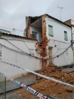 Cortada la calle Padre Flores por el desprendimiento de la fachada de una vivienda, los vecinos están sin luz