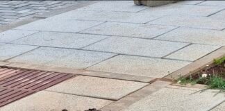 Malestar vecinal por las cacas de perro en el nuevo parking de Pablo VI