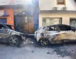 Arden tres coches en la calle Marchena, investigan si fue intencionado