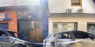 Arden tres coches en la calle Marchena, investigan si fue intencionado