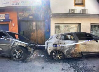 Arden tres coches en la calle Marchena, investigan si fue intencionado