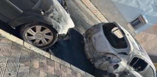 Arden dos coches en el Zacatín, los vecinos aseguran que fue intencionado