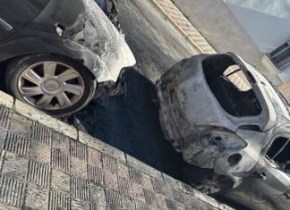 Arden dos coches en el Zacatín, los vecinos aseguran que fue intencionado