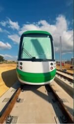 Las dos primeras unidades del tranvía han sido trasladadas a cocheras para su ensamblaje Las dos primeras unidades del tranvía han sido trasladadas a cocheras para su ensamblaje