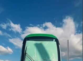 Las dos primeras unidades del tranvía han sido trasladadas a cocheras para su ensamblaje