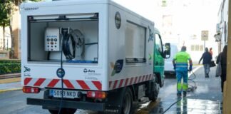 Alcalá borra la huella de la Semana Santa: así se limpian las calles tras las procesiones