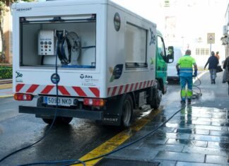 Alcalá borra la huella de la Semana Santa: así se limpian las calles tras las procesiones