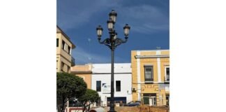 Retiran la farola de la Plaza del Cabildo para restaurarla