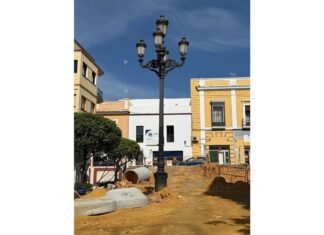 Retiran la farola de la Plaza del Cabildo para restaurarla