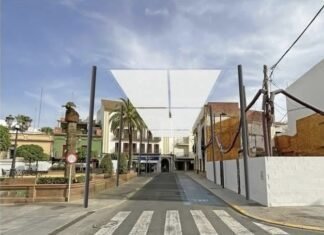 Comienzan los trabajos para los toldos de la Plazuela en la zona de taxis