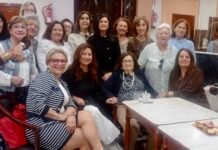 Emoción y recuerdos en el homenaje a doña Carmen, maestra del colegio Cervantes