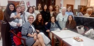 Emoción y recuerdos en el homenaje a doña Carmen, maestra del colegio Cervantes