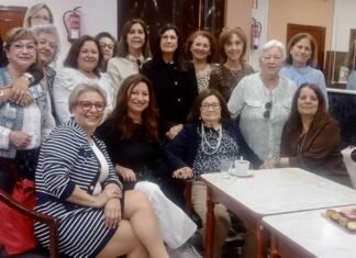 Emoción y recuerdos en el homenaje a doña Carmen, maestra del colegio Cervantes