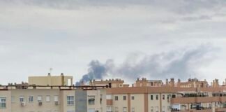 Un incendio en una escombrera de Alcalá provoca una gran columna de humo