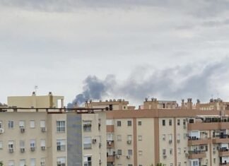 Un incendio en una escombrera de Alcalá provoca una gran columna de humo