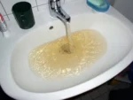 Preocupación vecinal por la turbiedad del agua tras una avería en el Campo de las Beatas