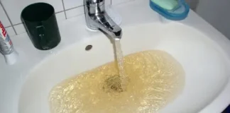 Preocupación vecinal por la turbiedad del agua tras una avería en el Campo de las Beatas