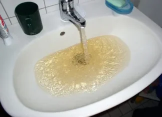 Preocupación vecinal por la turbiedad del agua tras una avería en el Campo de las Beatas