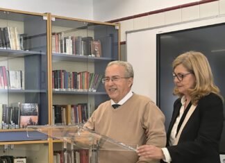 El IES Alguadaíra dedica su biblioteca a su exdirector Paco Burgos