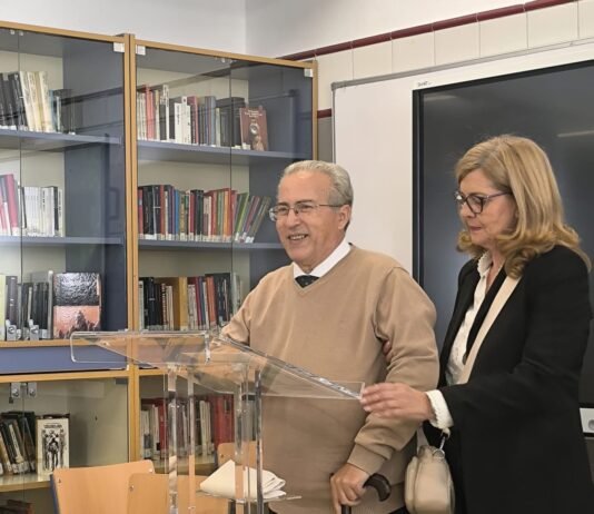 El IES Alguadaíra dedica su biblioteca a su exdirector Paco Burgos