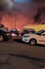 Un grave incendio calcina varios vehículos en el Campo de las Beatas