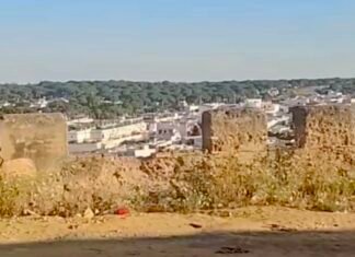 Susto en el barrio del Castillo tras la caída de un merlón