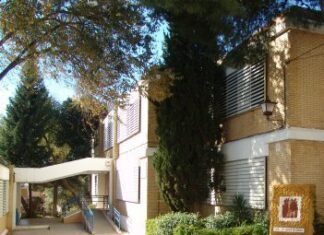 Indignación entre las familias tras la agresión a una alumna en el IES Leonor de Guzmán