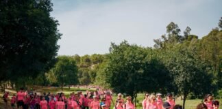 Alcalá se tiñe de rosa en la II Marcha contra el Cáncer en Alcalá