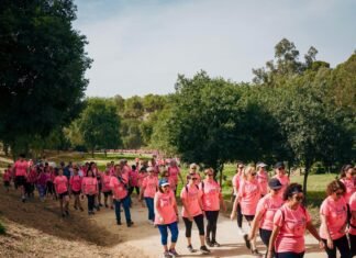 Alcalá se tiñe de rosa en la II Marcha contra el Cáncer en Alcalá