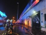 Tres naves afectadas y un herido es el balance del incendio de ayer en el polígono Espaldillas