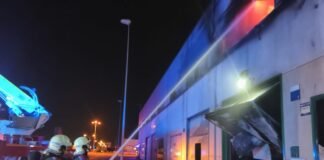 Tres naves afectadas y un herido es el balance del incendio de ayer en el polígono Espaldillas