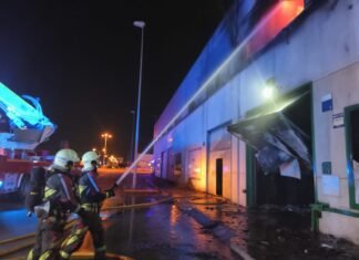 Tres naves afectadas y un herido es el balance del incendio de ayer en el polígono Espaldillas