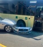 Accidente en Pablo VI entre un autobús de Casal y un turismo
