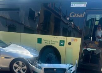 Accidente en Pablo VI entre un autobús de Casal y un turismo