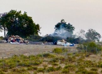 Ecologistas denuncian la quema continuada de residuos junto a La Boticaria