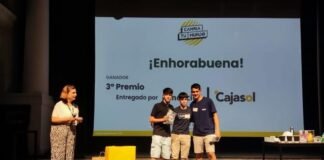 Tres alumnos del IES Tierno Galván reciben un premio con su innovador “Invernadero Inteligente”