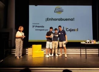 Tres alumnos del IES Tierno Galván reciben un premio con su innovador “Invernadero Inteligente”