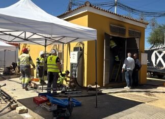 Esfuerzo conjunto para reparar el cuadro eléctrico averiado antes de que empiece la feria