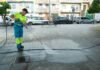 Aira intensifica la limpieza en San Rafael y recuerda el coste de los chicles tirados en la calle