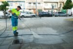 Aira intensifica la limpieza en San Rafael y recuerda el coste de los chicles tirados en la calle Aira intensifica la limpieza en San Rafael y recuerda el coste de los chicles tirados en la calle